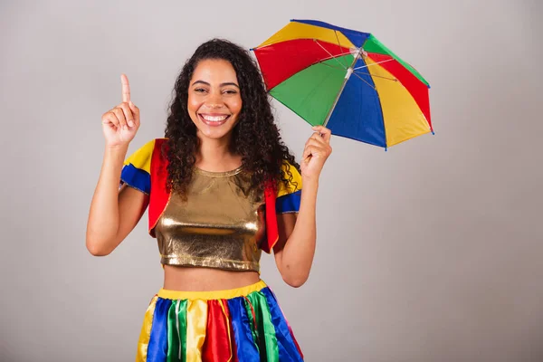 美丽的巴西黑人女人 身穿免费服装 带着雨伞 参加狂欢节 自由自在地跳舞 是典型的巴西嘉年华舞 — 图库照片