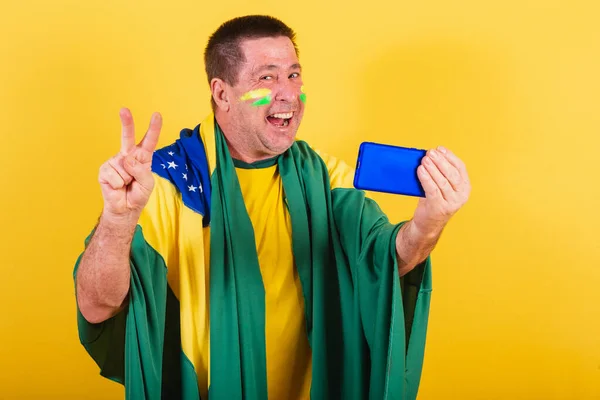 Homme Adulte Fan Football Brésilien Utilisant Drapeau Smartphone Regarder Jeu — Photo
