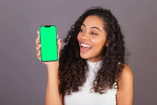 Genç Brezilyalı Siyahi Kadın Cep Telefonu Tutuyor Ekranı Gösteriyor Reklam — Stok fotoğraf