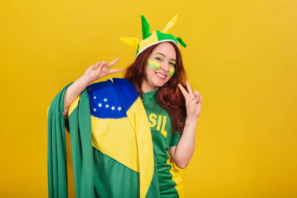 Mulher Branca Ruiva Futebol Brasil Posando Para Fotos Selfie Self — Fotografia de Stock