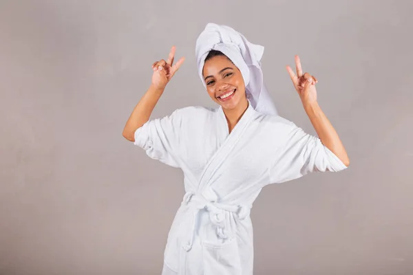 Mooie Braziliaanse Zwarte Vrouw Badjas Handdoek Vrede Liefde Goede Vibraties — Stockfoto