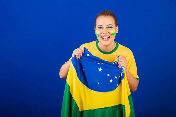 Běloška Zrzka Brazilský Fotbalový Fanoušek Brazilské Modré Pozadí Křičící Gól — Stock fotografie