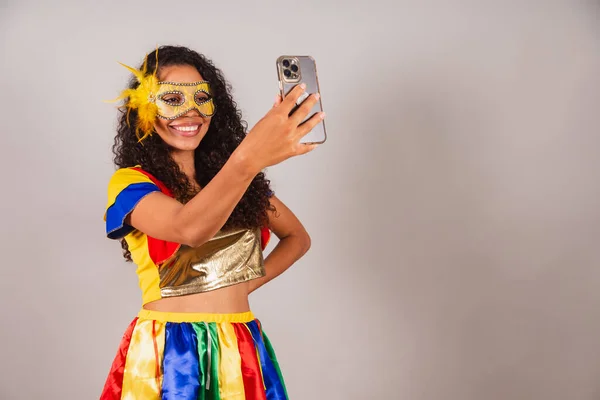 Hermosa Mujer Brasileña Negra Con Ropa Carnaval Tomando Selfie Con — Foto de Stock