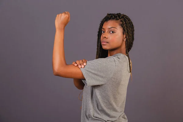 Jovem Afro Brasileira Mostrando Punho Cerrado Sinal Militância Empoderamento Feminino — Fotografia de Stock