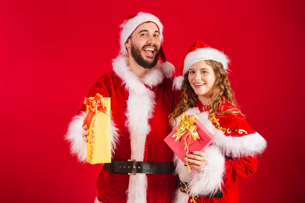 Brazylijska Para Ubrana Świąteczne Ubrania Święty Mikołaj Trzymając Prezenty — Zdjęcie stockowe