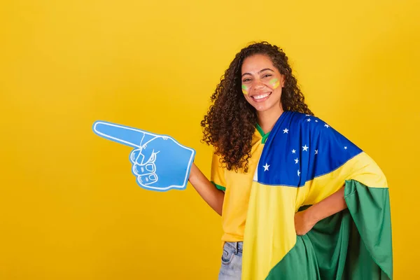 Czarna Brazylijka Fanka Piłki Nożnej Palcem Piankowym Skierowanym Lewo — Zdjęcie stockowe