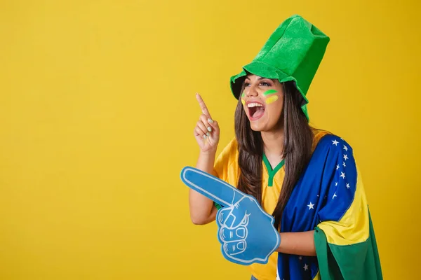 2022年世界杯 巴西的女支持者 用泡沫手指指向远处的某个物体 — 图库照片