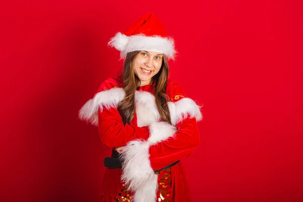 Kafkasyalı Brezilyalı Noel Elbiseli Noel Baba Kollarını Kavuşturup Gülümseyerek — Stok fotoğraf