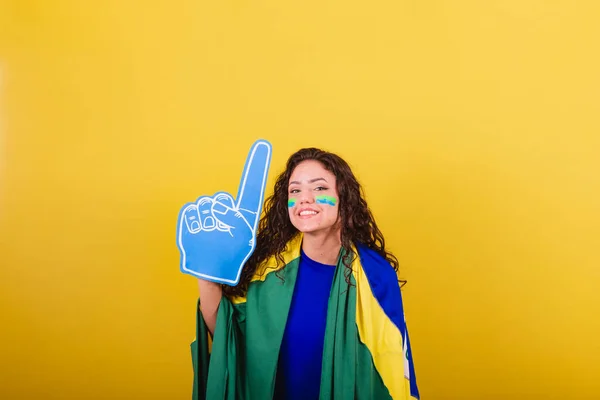 Kadın Futbol Fanatiği Brezilya Fanatiği Dünya Kupası Köpük Eldiven Giyen — Stok fotoğraf
