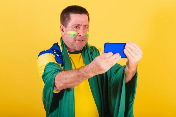 Dospělý Muž Brazilský Fotbalový Fanoušek Pomocí Vlajky Smartphonu Sledování Hry — Stock fotografie