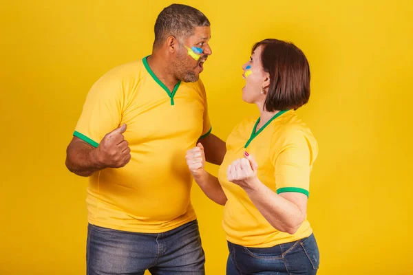 Pareja Mujer Pelirroja Hombre Negro Hinchas Del Fútbol Brasileño Celebrando — Foto de Stock