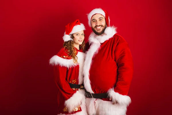 Βραζιλιάνικο Ζευγάρι Ντυμένο Χριστουγεννιάτικα Ρούχα Άγιος Βασίλης Χαμογελώντας Στην Κάμερα — Φωτογραφία Αρχείου