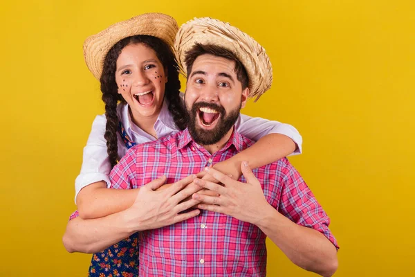 Padre Figlia Indossano Abiti Tipici Festa Junina Abbracciato Sorridente Sorpreso — Foto Stock