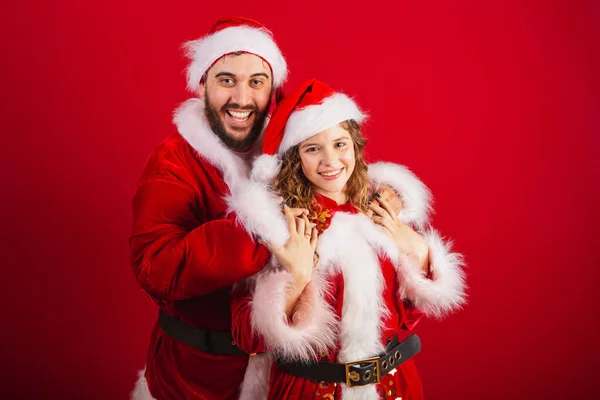 Brazylijczycy Ubrani Świąteczne Ubrania Święty Mikołaj Przytulanie — Zdjęcie stockowe