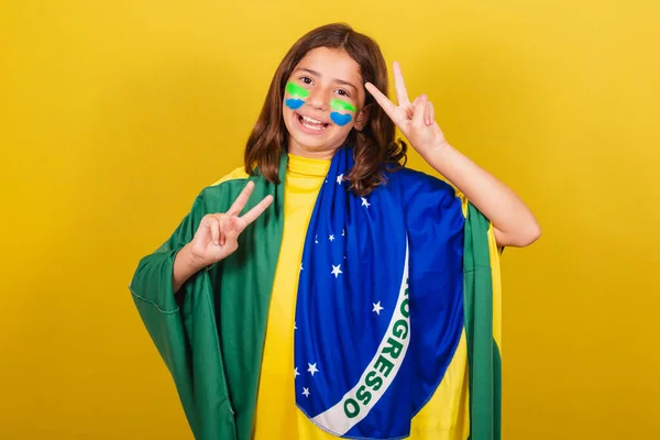 Brazylijczyk Dziecko Rasy Kaukaskiej Wyraz Pokoju Miłości Podniesione Palce Szczęśliwa — Zdjęcie stockowe