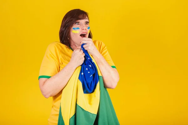 Рыжая Женщина Бразильский Футбольный Фанат Трепещут Флагом Бразилии Удивлены — стоковое фото
