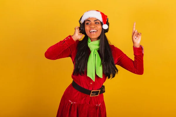 Krásná Černošky Brazilky Žena Oblečená Vánočním Oblečení Santa Claus Poslech — Stock fotografie
