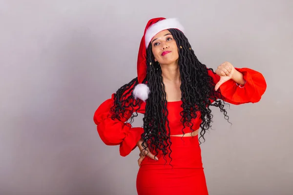 ブラジルの黒人女性はクリスマスの服を着て 陽気なクリスマス 手でサインを嫌い — ストック写真