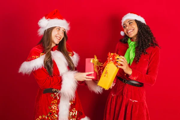 Δύο Βραζιλιάνοι Φίλοι Ντυμένοι Χριστουγεννιάτικα Ρούχα Άγιος Βασίλης Ανταλλάσσοντας Χριστουγεννιάτικα — Φωτογραφία Αρχείου