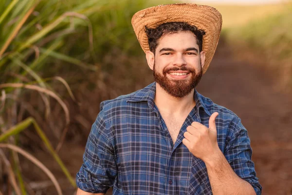 ブラジルの白人男性農民農村労働者農業技術者 正しい 起業家を調達 — ストック写真