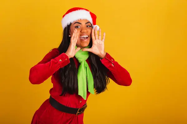 美しい黒ブラジルの女性 クリスマス服を着て サンタクラス プロモーションを叫んで — ストック写真