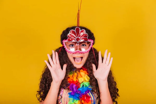 为狂欢节穿的高加索 巴西女孩 令人惊讶 难以置信 难以置信 — 图库照片