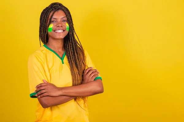年轻的巴西黑人女子足球迷 双臂交叉 — 图库照片