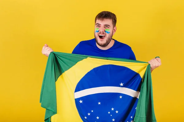 Hombre Caucásico Brasileño Fanático Del Fútbol Brasileño Vitoreando Alegría Sosteniendo — Foto de Stock