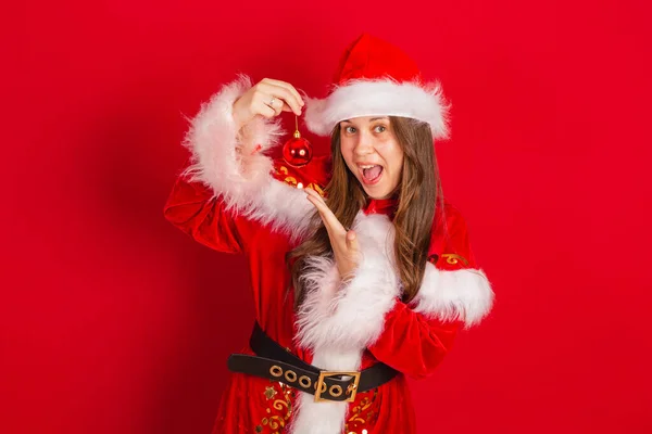 Caucasiana Brasileira Vestida Natal Papai Noel Segurando Bola Natal — Fotografia de Stock