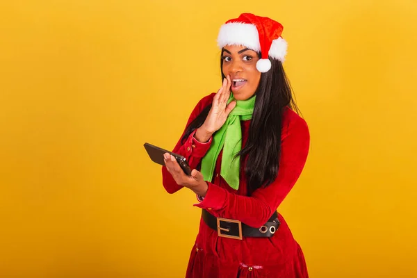 Krásná Černá Brazilská Žena Oblečená Vánočním Oblečení Santa Claus Smartphone — Stock fotografie
