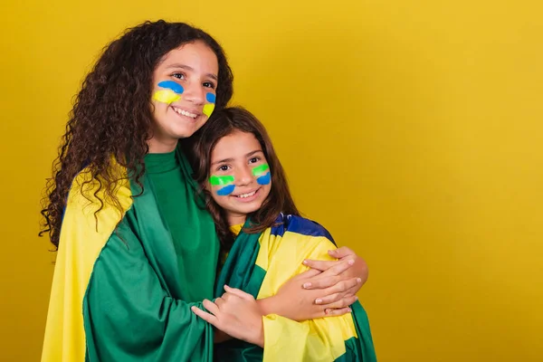 Przyjaciele Kibice Brazylii Kibice Piłki Nożnej Przytuleni Szczęśliwi Miłość Przyjaciela — Zdjęcie stockowe