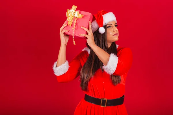 Vacker Brasiliansk Kvinna Klädd Julkläder Jultomten Förvånad Och Tänker Röd — Stockfoto