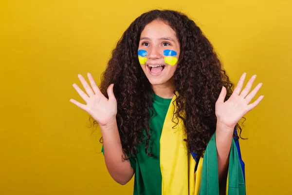 Brezilyalı Kız Beyaz Futbol Hayranı Şaşırmış Mutlu Neşeli — Stok fotoğraf