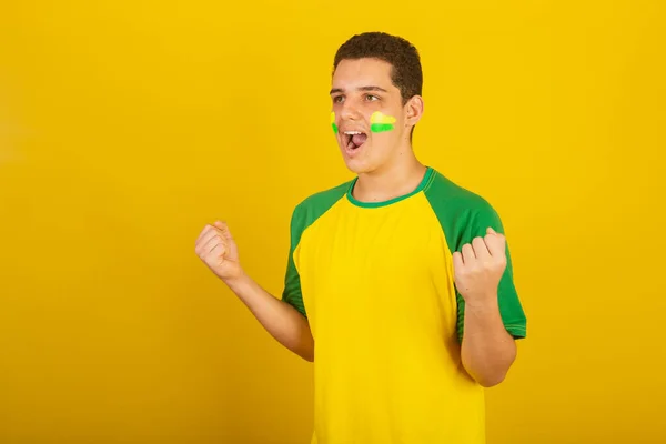 Joven Aficionado Fútbol Brasileño Vestido Verde Amarillo Meta Gritando —  Fotos de Stock