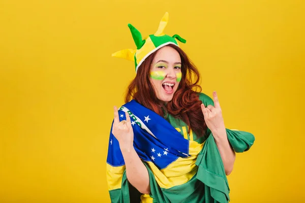 Kaukasische Frau Rotschopf Brasilianischer Fußballfan Posiert Für Fotos Selfie Selbstporträt — Stockfoto