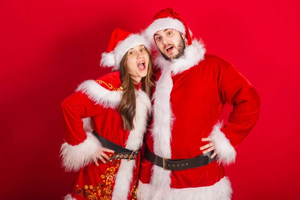 Couple Brésilien Avec Vêtements Noël Père Noël Claus Embrasser Poser — Photo
