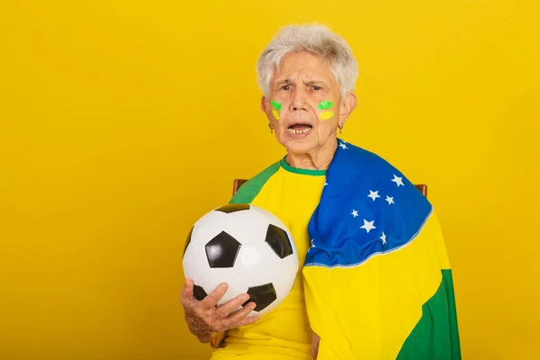 나이가 브라질 깃발을 환호하는 축구공을 — 스톡 사진
