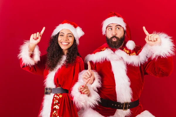 Brasilianska Par Klädda Till Jul Tomte Mumie Claus Dans Svart — Stockfoto