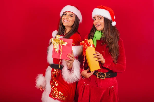 Brasilianska Kvinnor Vänner Klädda Julkläder Jultomten Innehav Gåvor — Stockfoto