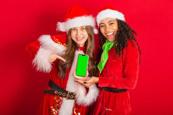 Brasilianska Kvinnliga Vänner Med Julkläder Jultomten Visar Smartphone Skärm Med — Stockfoto