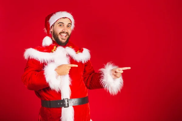 Brasileiro Vestido Com Roupas Santa Claus Apresentando Produto Texto Direita — Fotografia de Stock