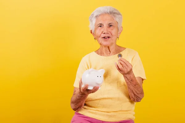 Oude Dame Met Munt Spaarvarken Concept Van Pensioen Financiën Economie — Stockfoto