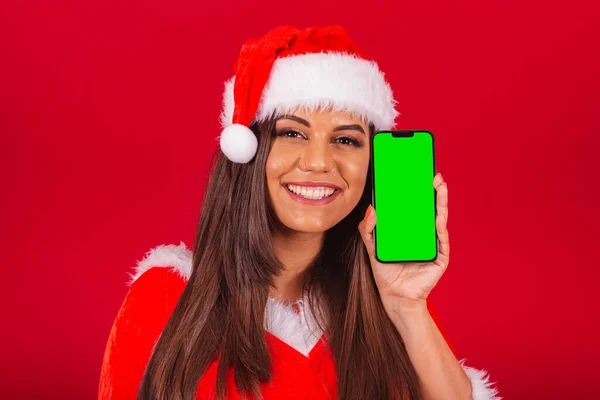 Krásná Brazilka Oblečená Vánočních Šatech Santa Claus Držící Smartphone Zelenou — Stock fotografie