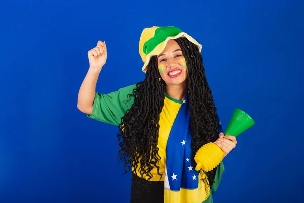 Joven Brasileña Negra Fanática Del Fútbol Bailando Con Los Dedos —  Fotos de Stock