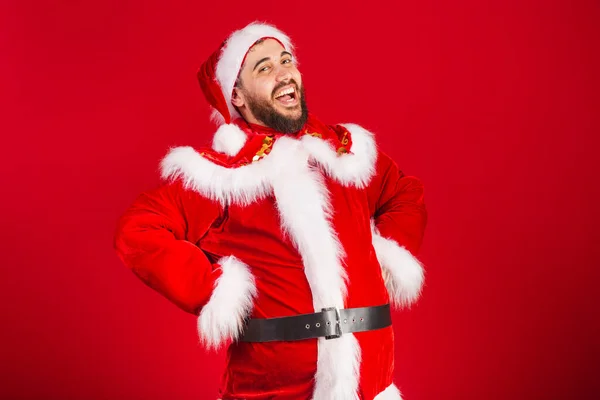 Brasilianischer Mann Weihnachtsmannkleidung Lachend Mit Den Händen Auf Den Hüften — Stockfoto