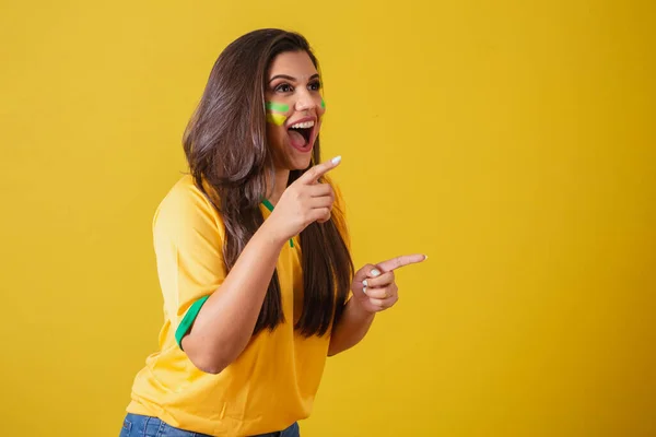 巴西的女支持者 2022年世界杯足球赛 足球锦标赛 惊讶极了 用手指指向右边 — 图库照片
