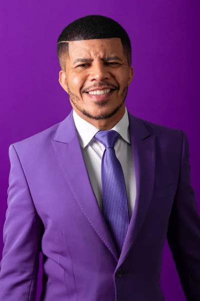 Homme Noir Brésilien Vêtu Costume Une Cravate Violette Violet Homme — Photo
