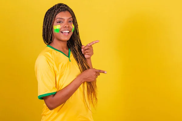 年轻的巴西黑人女子足球迷 手指指向右边 宣传照片 — 图库照片