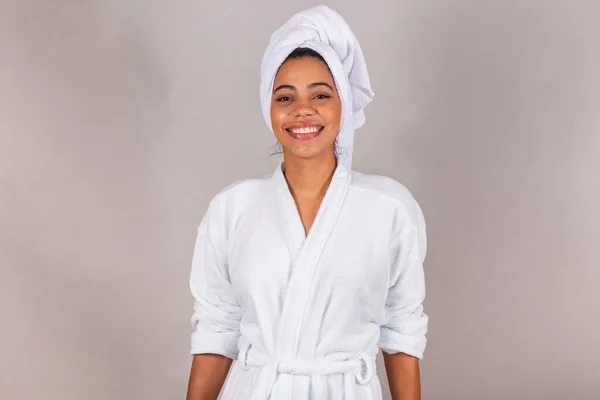 Mooie Braziliaanse Zwarte Vrouw Badjas Handdoek Lachend Kijkend Naar Camera — Stockfoto