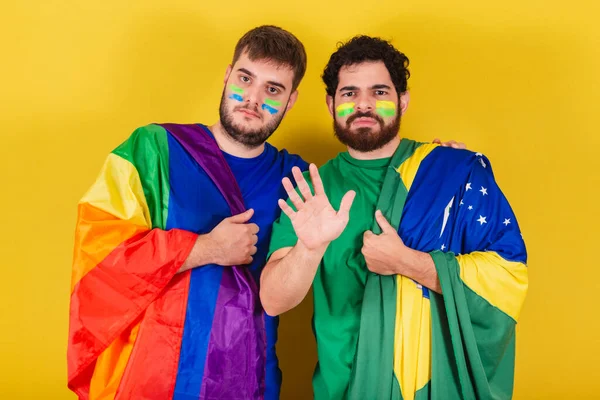 Par Män Brasilianska Fotbollsfans Från Brasilien Bär Hbt Flagga — Stockfoto
